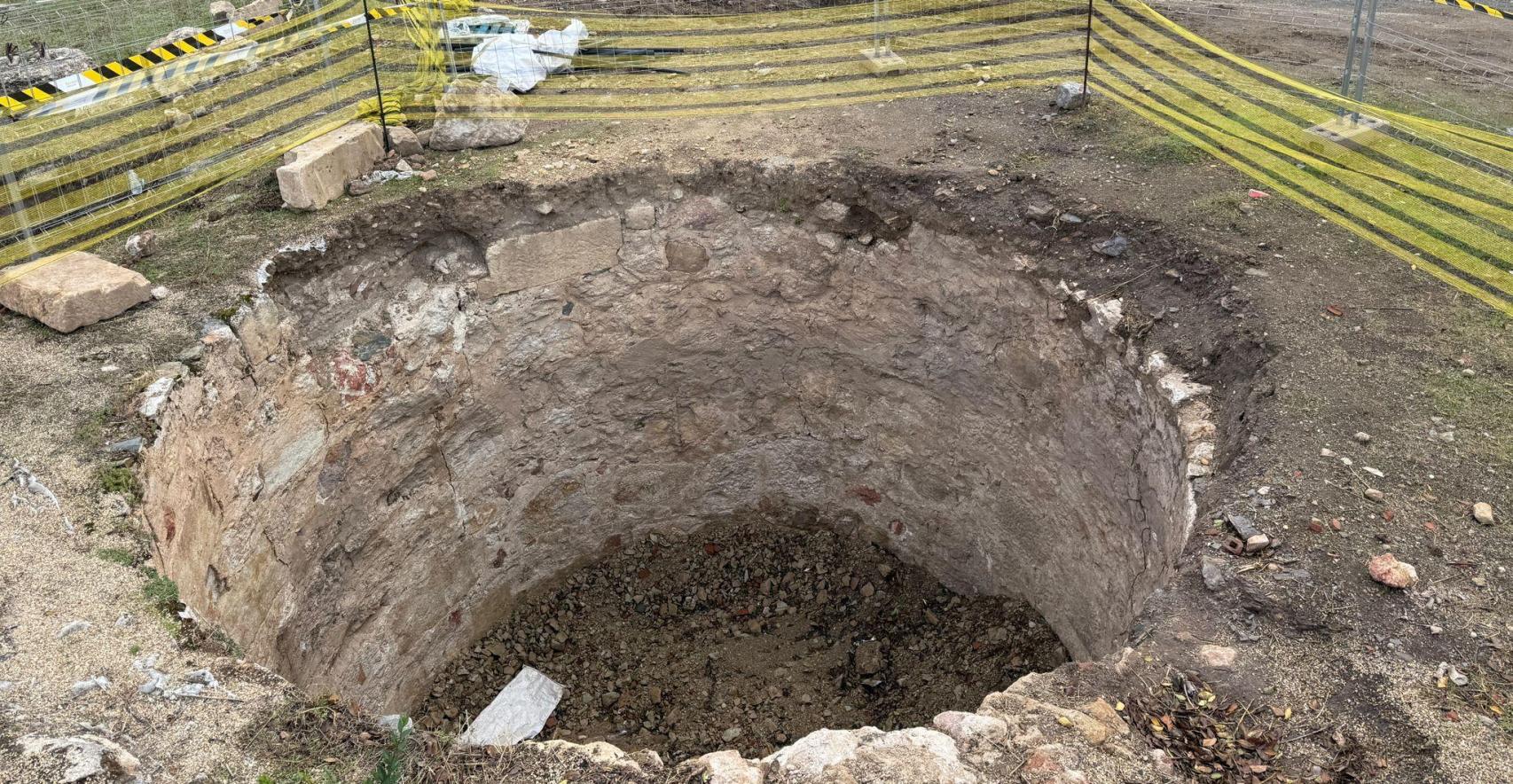 Imagen de la estructura dle gran pozo de nieve hallado en el cerro de San Vicente