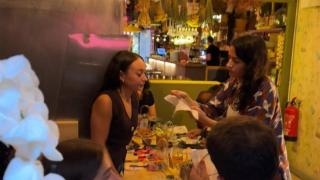 Ni fútbol, ni baloncesto, la liga semanal que se reúne en Santiago es de costura: