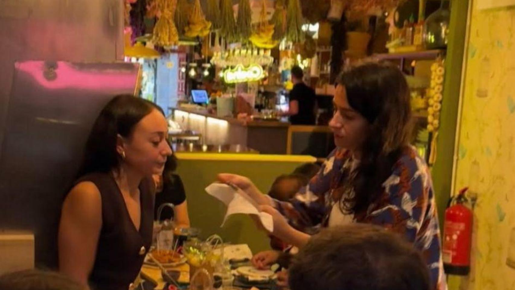 Ni fútbol, ni baloncesto, la liga semanal que se reúne en Santiago es de costura