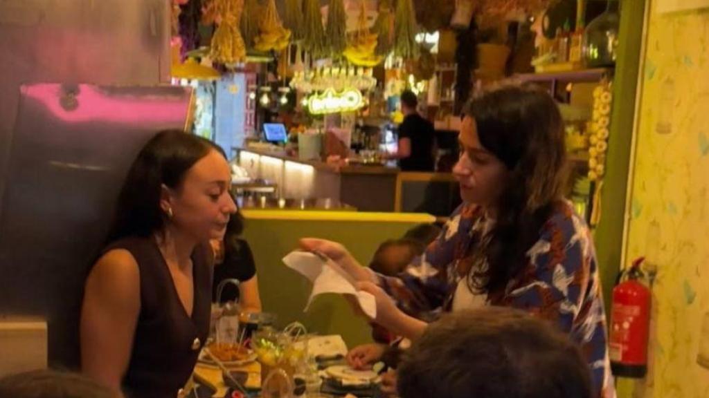 Ni fútbol, ni baloncesto, la liga semanal que se reúne en Santiago es de costura