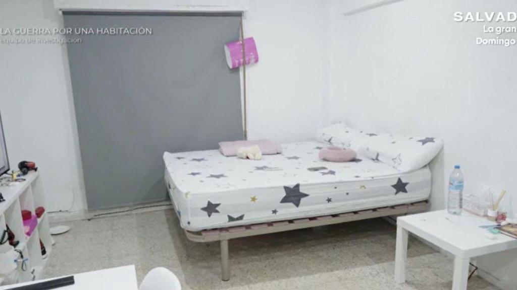 Habitación, antes un salón, del piso que alquila Pascual Ariño en Alicante.