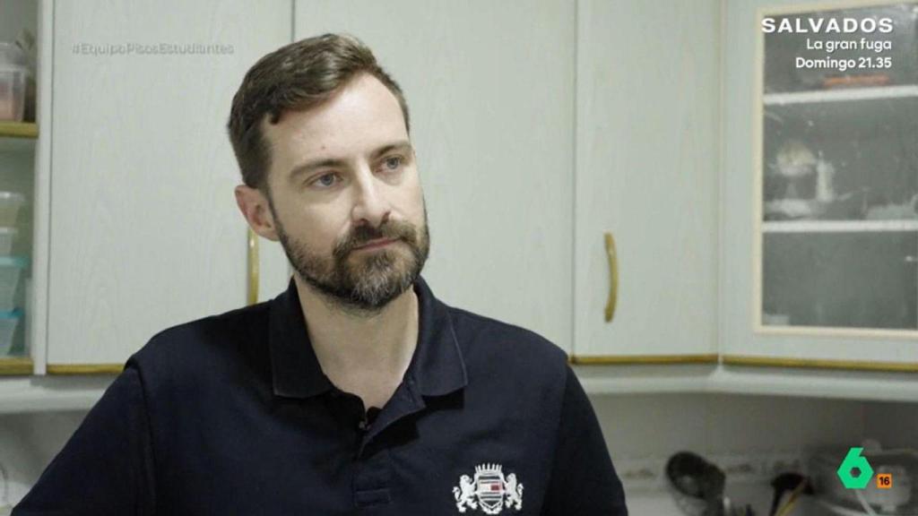 Pascual Ariño en la cocina de su vivienda alquilada en Alicante