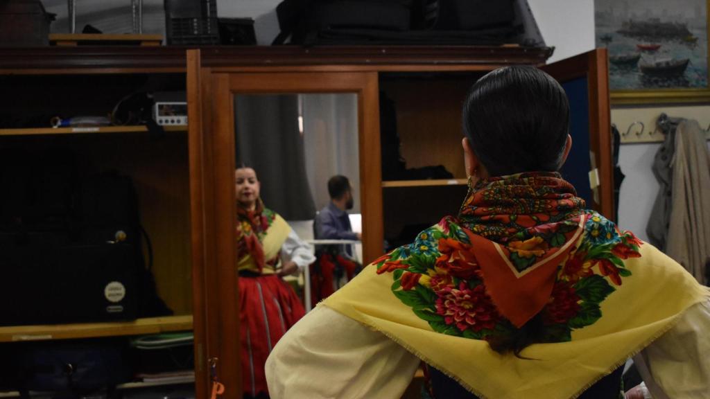 Noa Insua, miembro de Cantigas e Agarimos, antes del ensayo de la gala de este domingo