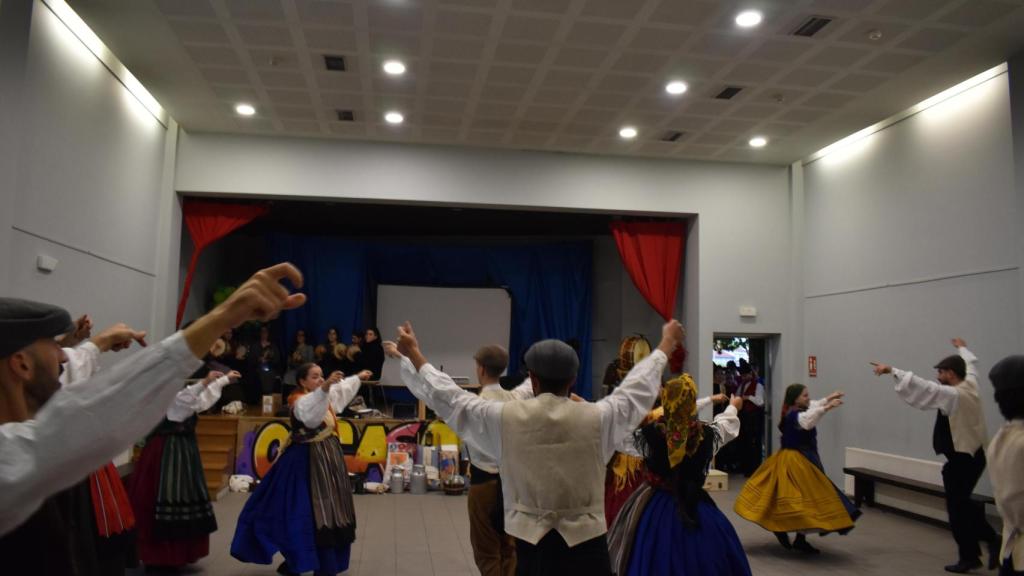 Miembros de Cantigas e Agarimos ensañando la actuación de este domingo