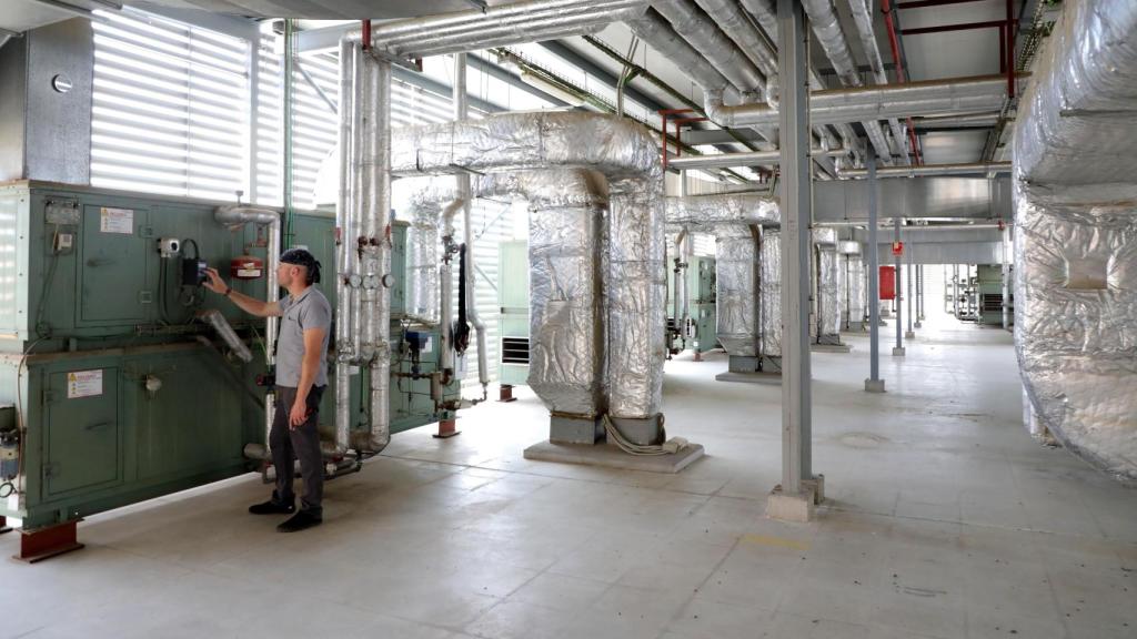 Raúl Priego en su puesto de trabajo en el Hospital Miguel Servet.