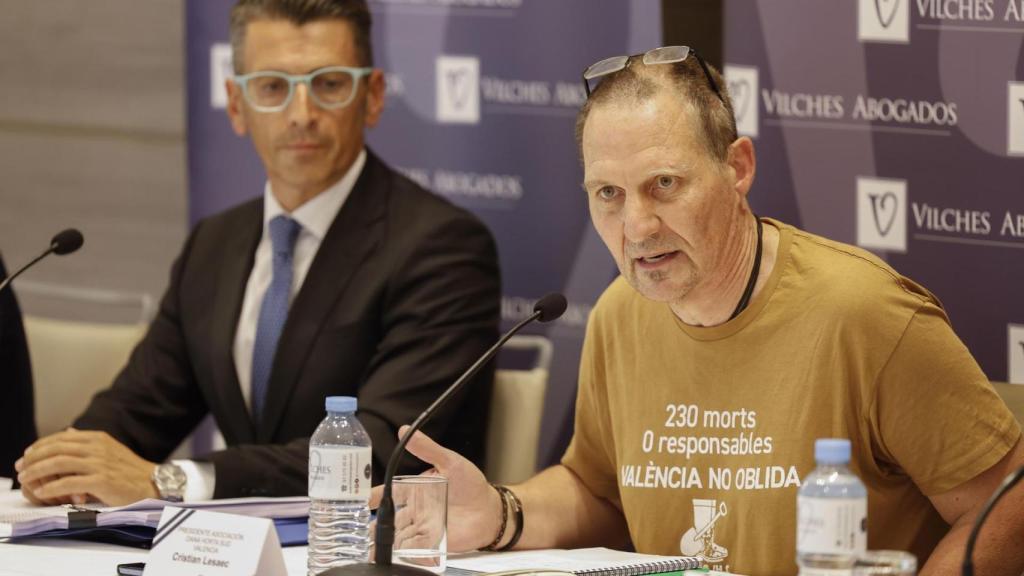 El presidente de la asociación, Christian Lesaec (d) y el Ceo de Vilches Abogados, Manuel Hernán, durante la rueda de prensa celebrada este jueves. EFE/Ana Escobar