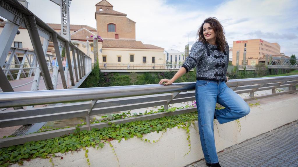 Maryam Blanes, junto al Guadalmedina.