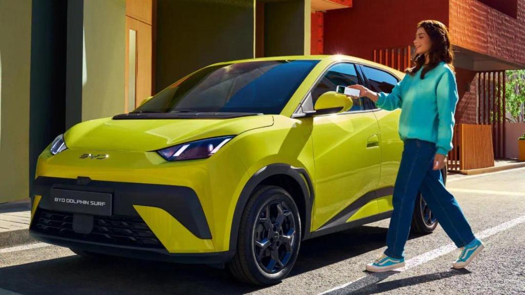 Detalles del BYD Dolphin en color lima.