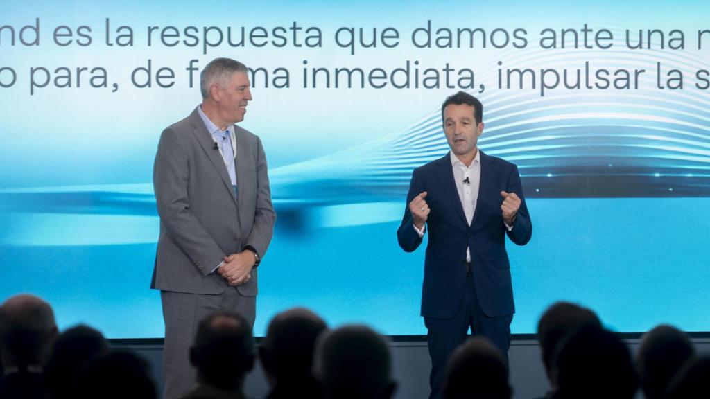 El consejero delegado de Indra Group, José Vicente de los Mozos (i), y el presidente ejecutivo de Indra Group, Ángel Escribano (d), durante la presentación de IndraMind en la sede de Indra Group.