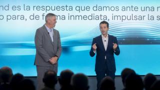 El consejero delegado de Indra Group, José Vicente de los Mozos (i), y el presidente ejecutivo de Indra Group, Ángel Escribano (d), durante la presentación de IndraMind en la sede de Indra Group.