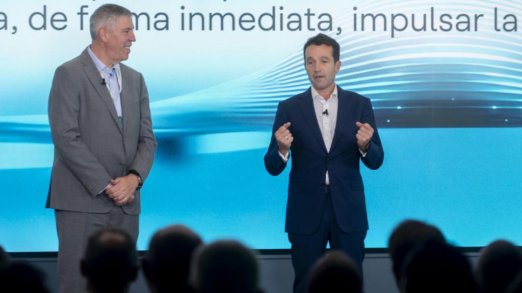 El consejero delegado de Indra Group, José Vicente de los Mozos (i), y el presidente ejecutivo de Indra Group, Ángel Escribano (d), durante la presentación de IndraMind en la sede de Indra Group.