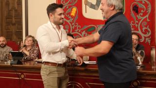 Francisco Guarido entrega la medalla de oro de la ciudad a Sergio de Fuentes