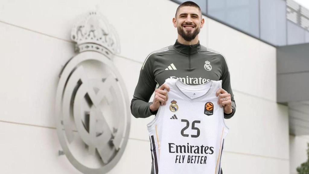 Alex Len luce con la camiseta del Real Madrid en la Ciudad Deportiva.