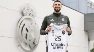 Alex Len luce con la camiseta del Real Madrid en la Ciudad Deportiva.