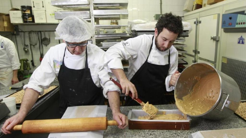 Padre e hijo elaborando los turrones
