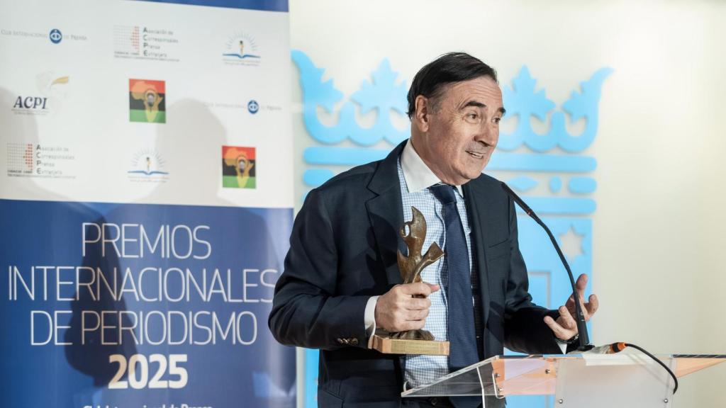 Pedro J. Ramírez, recogiendo el Premio Internacional de Periodismo 2025 de la Asociación de Corresponsales de Prensa Extranjera para El Español, en el Pabellón de los Jardines de Cecilio Rodríguez en El Retiro de Madrid.