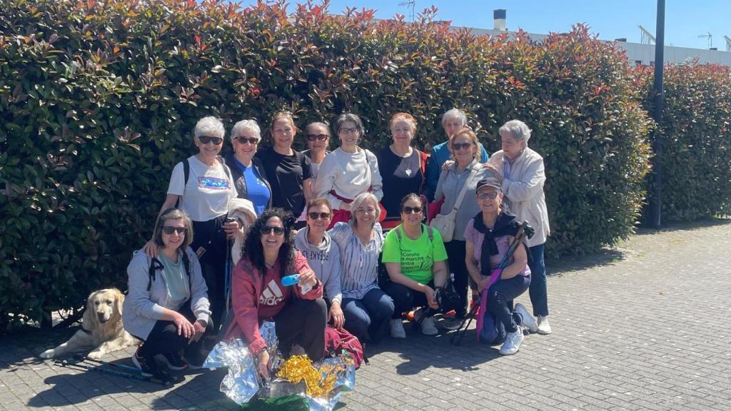 El grupo de Móvete+ practicando marcha nórdica