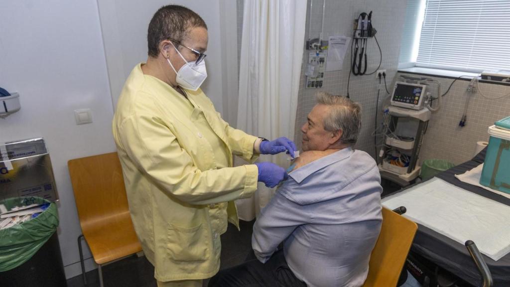 El conselleiro de Sanidade, Antonio Gómez Caamaño, acude a la vacunación de la gripe y la Covid