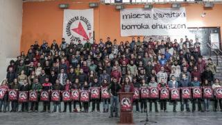 Indar Gorri ha mostrado una clara vinculación política y radical, participando en cánticos y campañas en favor de los detenidos por el caso Alsasua y de los presos de ETA, reclamando una amnistía total. También se implicó en movilizaciones de apoyo a Patxi Ruiz, miembro de ETA condenado por asesinato, a quien consideraban un preso político durante su huelga de hambre en la cárcel de Murcia.  En 2019, junto a otros grupos ultras vascos, convocó una marcha en favor de los presos de ETA en Mont-de-Marsan bajo el lema En el camino de la amnistía, aunque los propios reclusos rechazaron la iniciativa por no estar respaldada por el EPPK. Además, como miembro fundador de Euskal Hintxak, Indar Gorri ha impulsado campañas para crear selecciones deportivas oficiales y ha participado en actos de defensa de Euskal Herria.