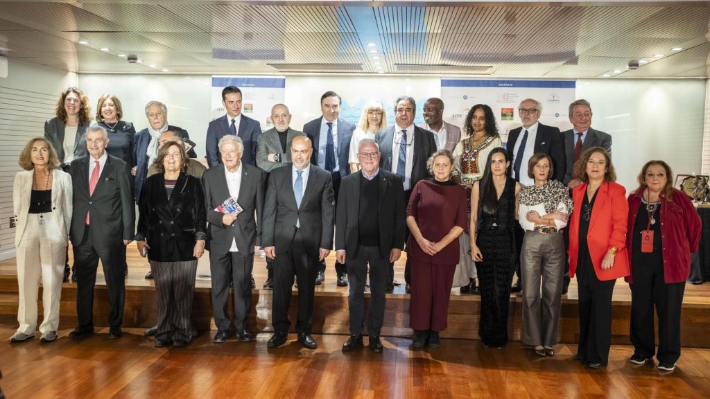 Foto de familia de todos los galardones de los Premios Internacionales de Periodismo 2025 de la ACPE, el CIB, la APEAE y la APA en Madrid.