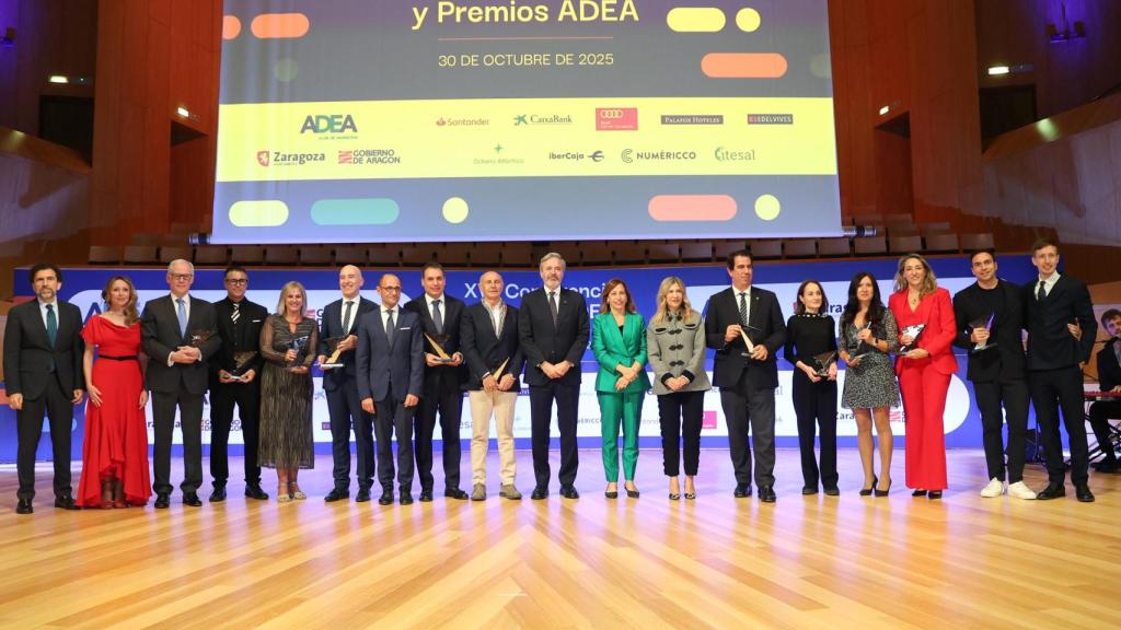 Foto de familia de los galardonados con los Premios ADEA