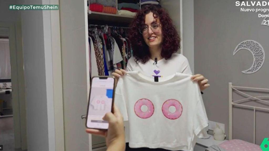 Fátima García, diseñadora de Shein, con una camiseta diseñada por ella.