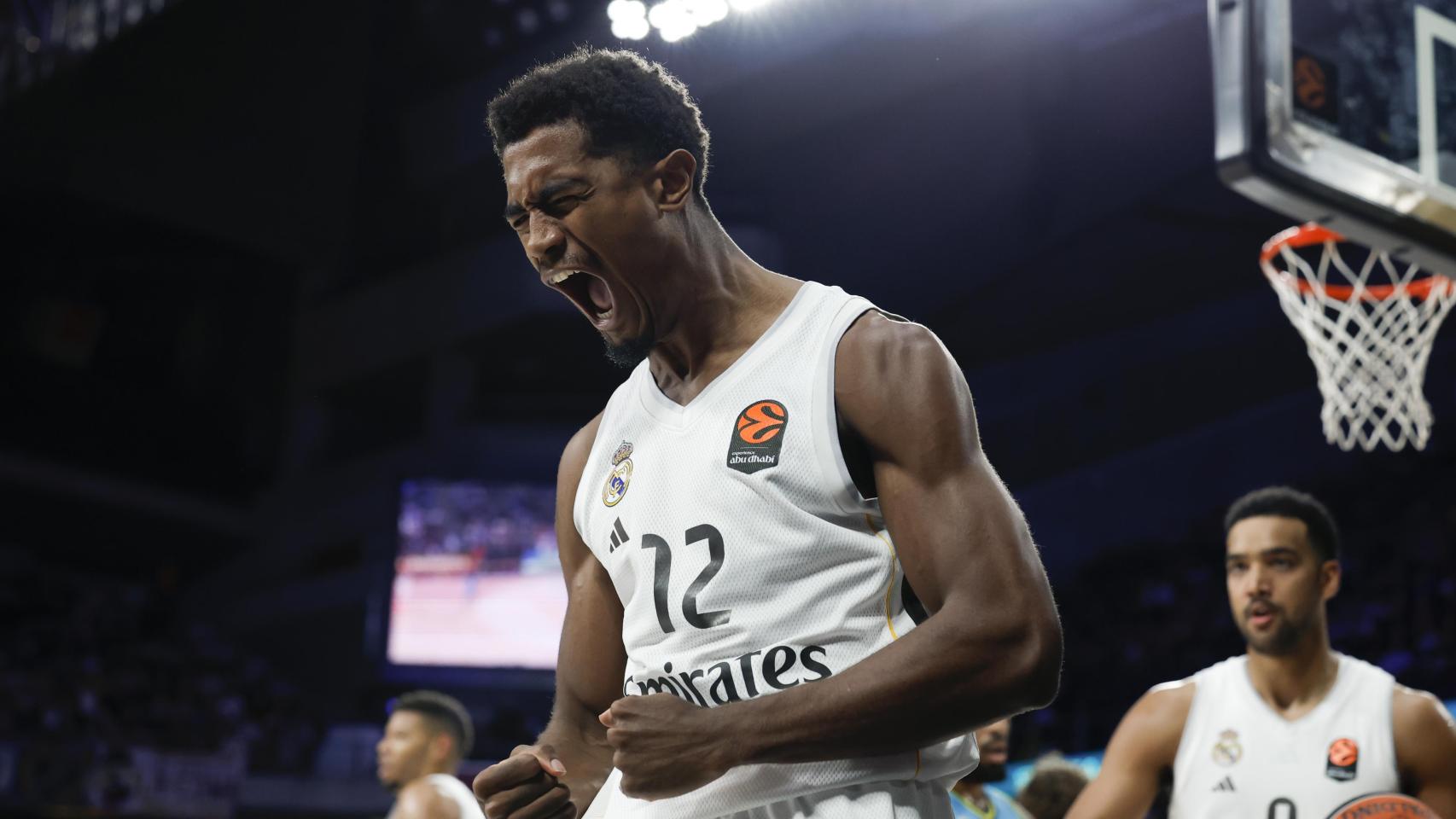 Théo Maledon celebra una canasta durante el partido ante el Fenerbahçe.