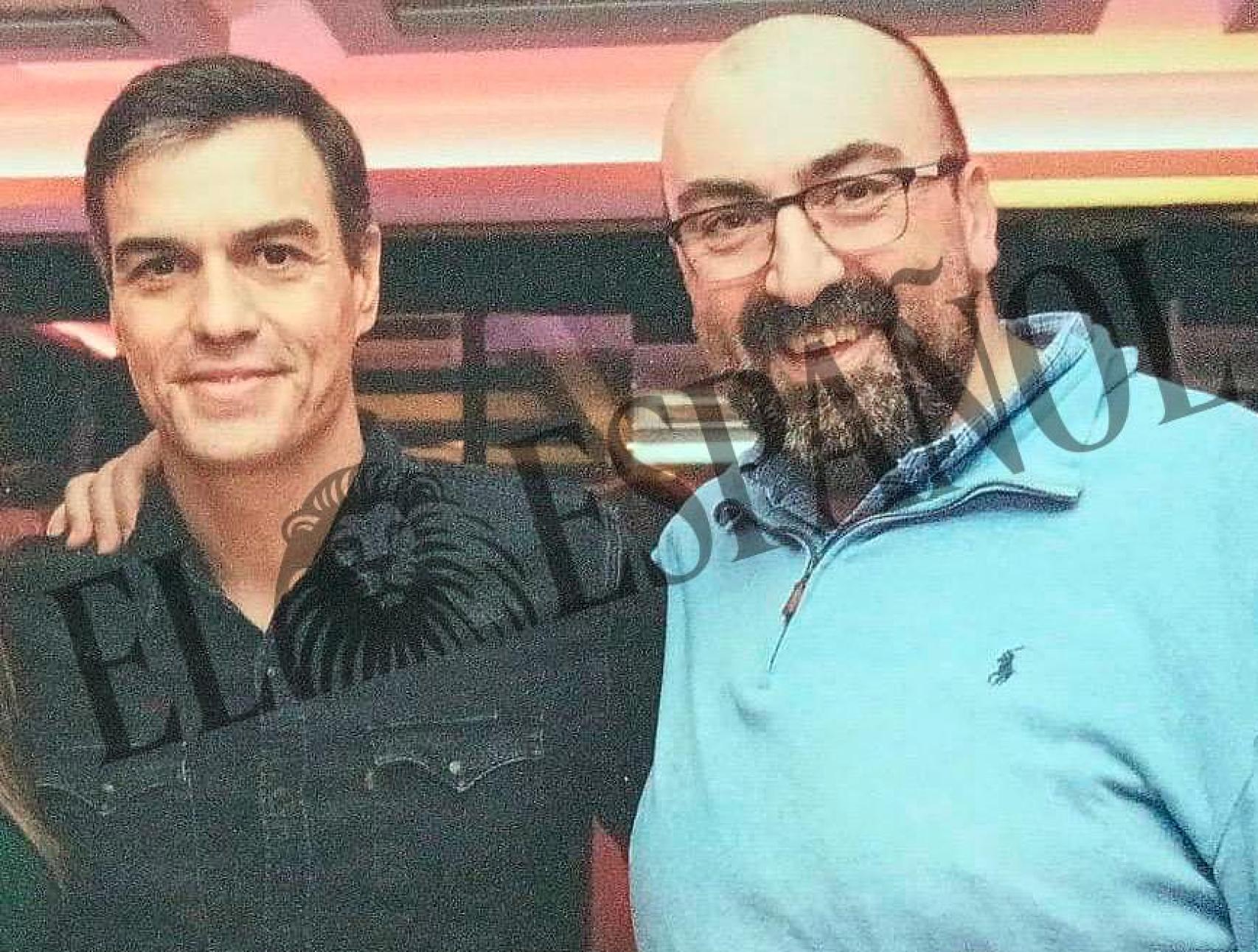 Pedro Sánchez y Koldo García, abrazados en el cumpleaños de Ábalos en 2019.