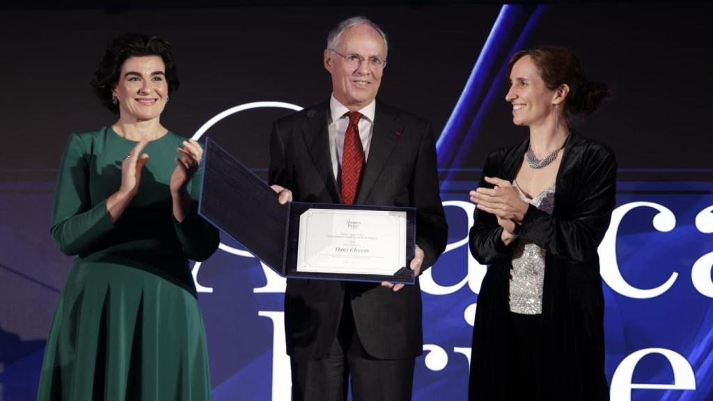 Elena Abarca, vicepresidenta de HM Hospitales; Hans Clevers, galardonado, y Mónica García, ministra de Sanidad.