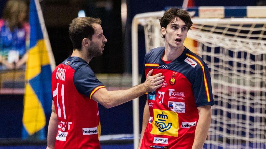 Pablo Urdangarin, a la derecha, en su debut con la selección española de balonmano