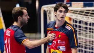 Pablo Urdangarin, a la derecha, en su debut con la selección española de balonmano