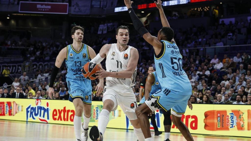 Hezonja entra a canasta defendido por Bonzie Colson.