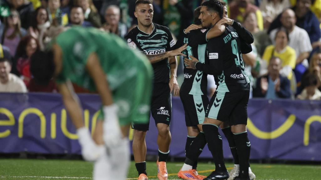 Los jugadores del Betis celebran el primer gol en la victoria ante el Palma del Río Atlético.