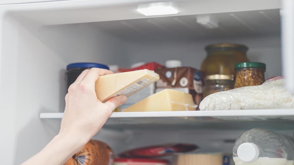 Metiendo un queso en el congelador.