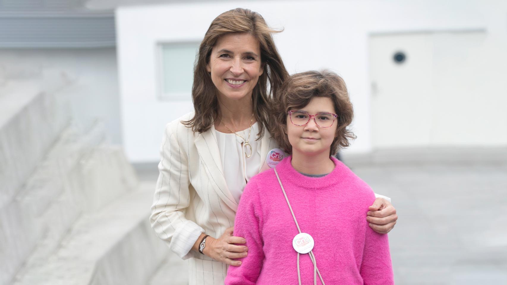 Lucía Álvarez posa junto con la presidenta de CRIS Contra el Cáncer, Lola Manterola.