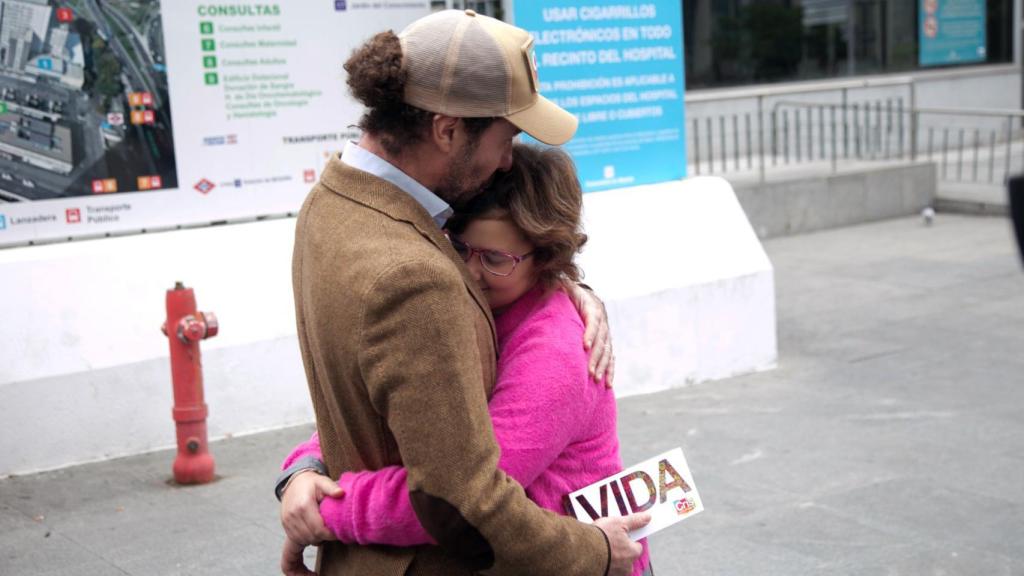 José Álvarez abraza a su hija Lucía en la entrada del Hospital Universitario La Paz.