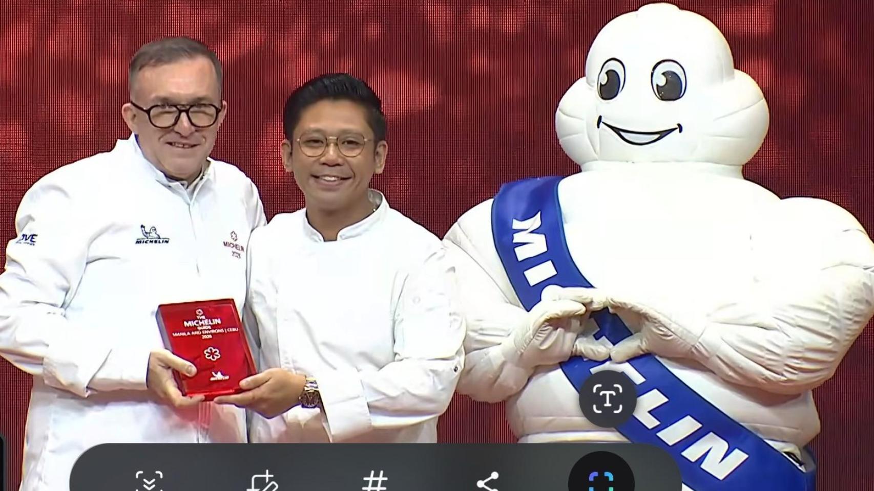 Chele González, recibiendo su primera estrella Michelin en la gala celebrada en Manila.