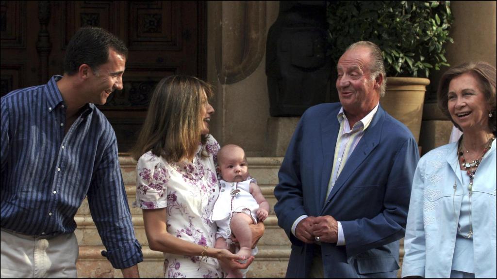 Felipe VI y Letizia con la infanta Sofía recién nacida y los Eméritos. Año 2007.