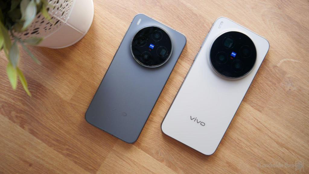 VIVO X300 en negro y X300 Pro en beige