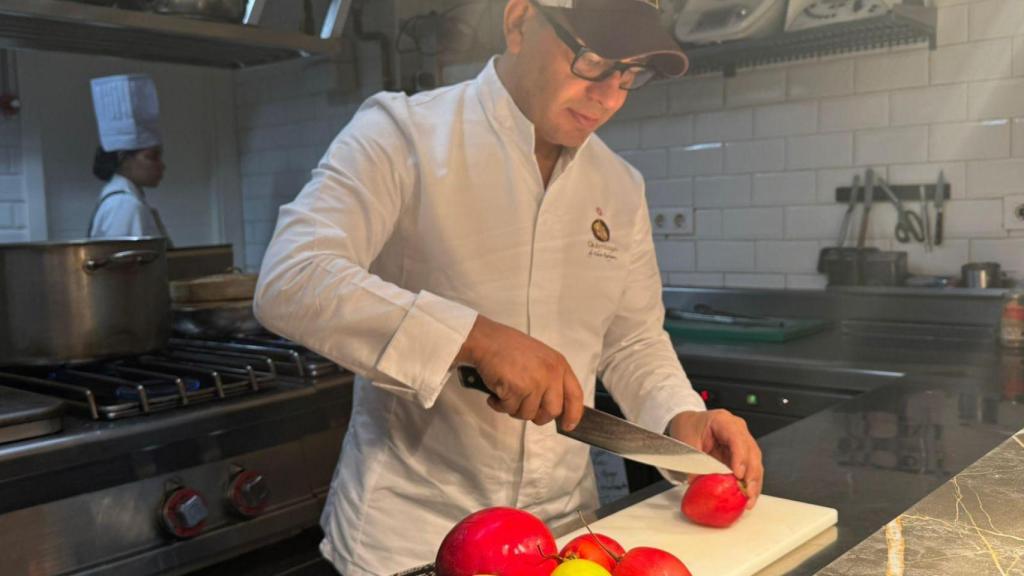 El chef Edwin Rodríguez, cortando un tomate de árbol para una receta en Quimbaya.