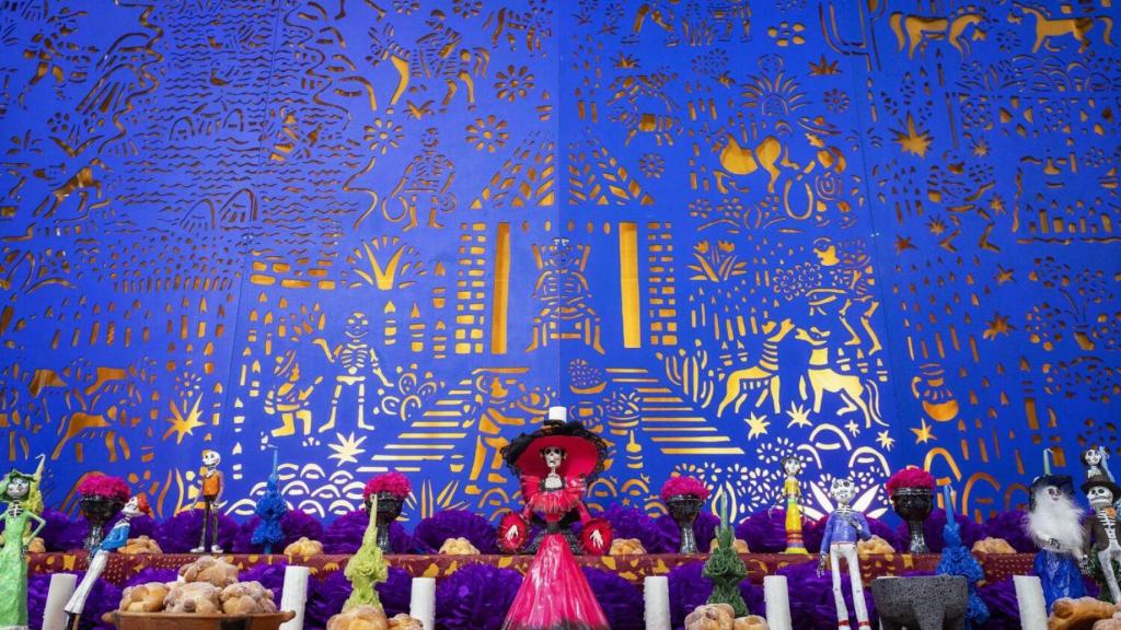 Altar de muertos en el Centro Cultural Daoíz y Velarde, en el distrito de Retiro.