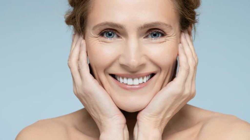 Primer plano de una mujer con maquillaje natural.