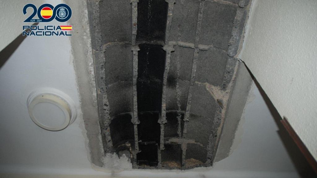 La bovedilla del piso del inquiokupa que fue perforando para insuflarle gas butano.