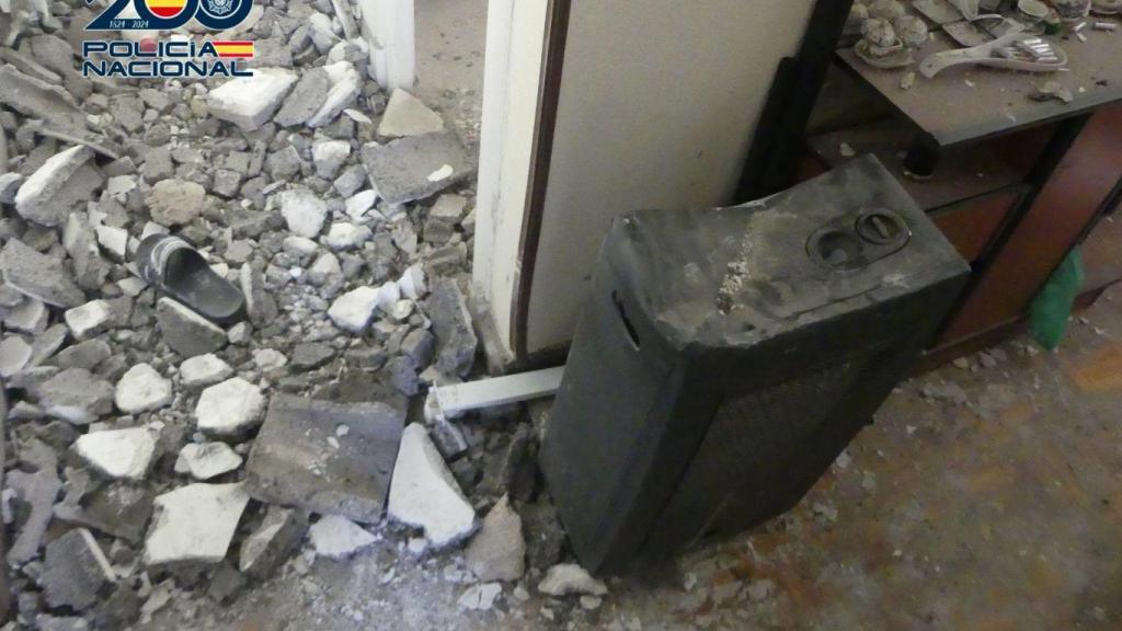 Los cascotes amontonados en el piso tras la deflagración.