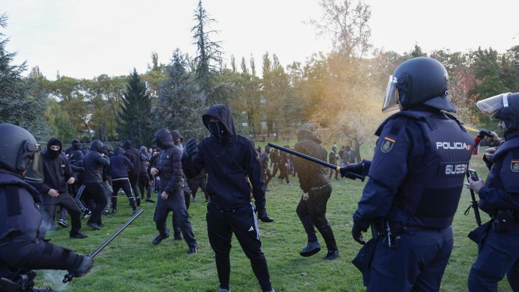 Antidisturbios de la Policía dispersando a los radicales en la Universidad de Navarra, en los incidentes del pasado mes de octubre.