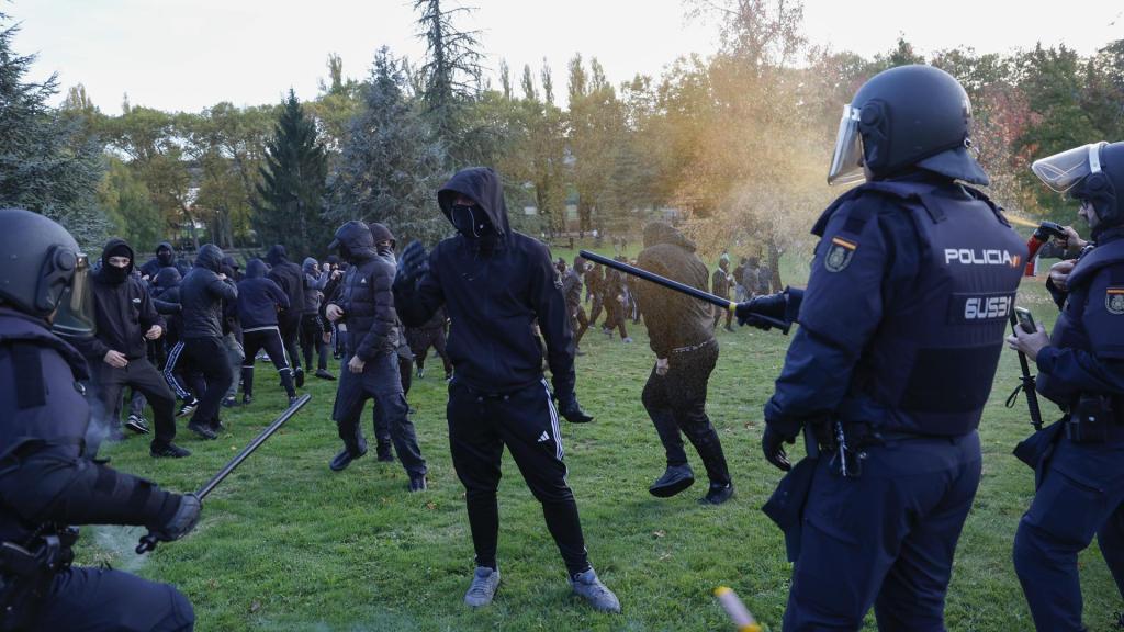 Antidisturbios de la Policía dispersando a los radicales en la Universidad de Navarra que agredieron a un periodista de EL ESPAÑOL, el pasado jueves.