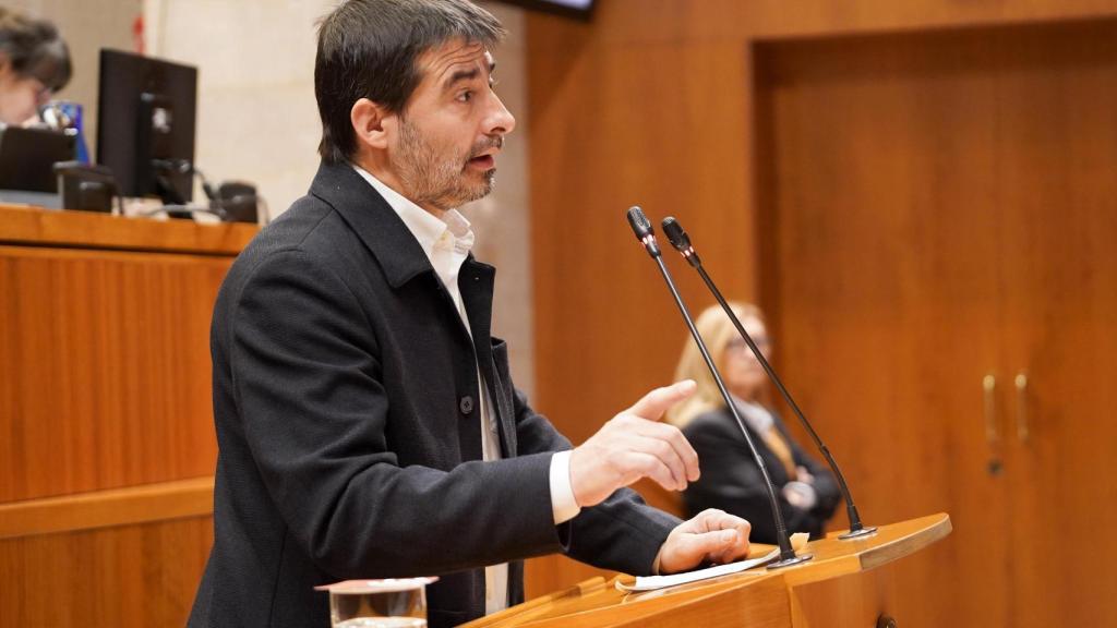 El diputado de IU, Álvaro Sanz, en el pleno de las Cortes de Aragón.