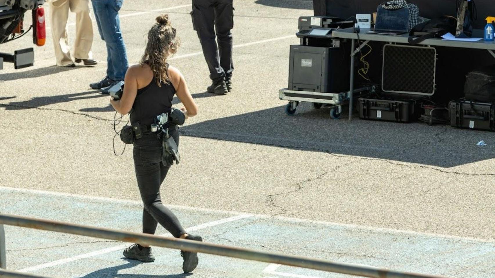 Una ayudante de producción durante un rodaje reciente en Toledo.