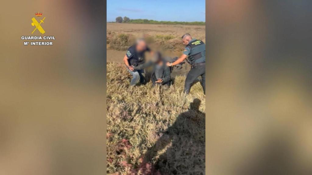 Los agentes detienen a otro de los narcos en Huelva.