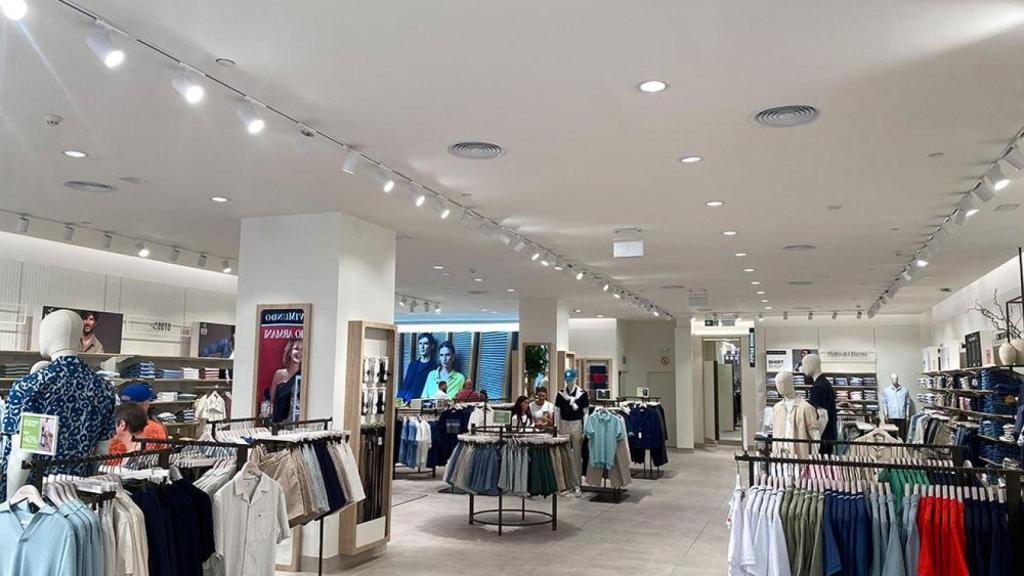 Interior de una tienda Cortefiel.